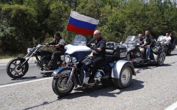 Байкер Путин гоняет под российским флагом