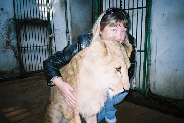 В обнимку с молодым львом