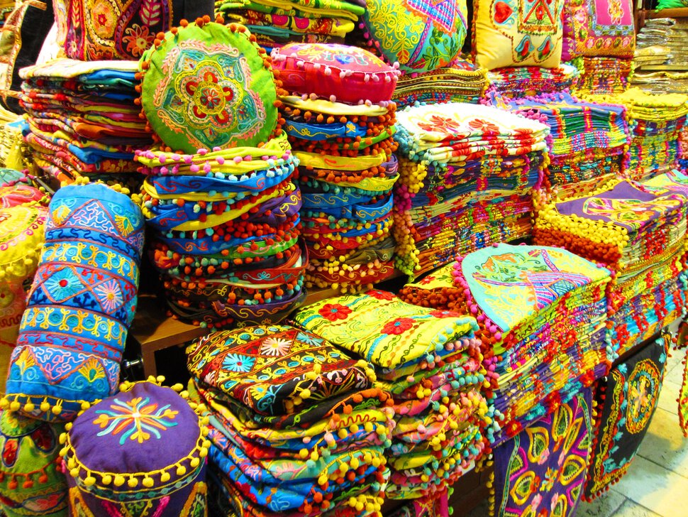 Цветные подушки на базаре