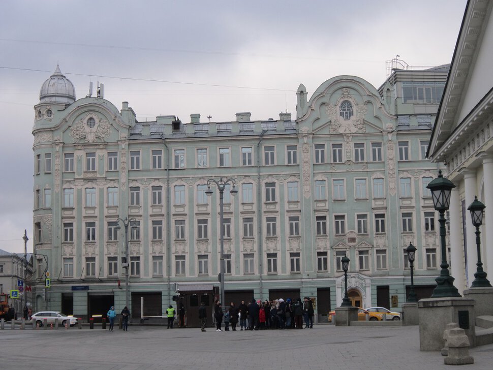 Здание на площади Манежной
