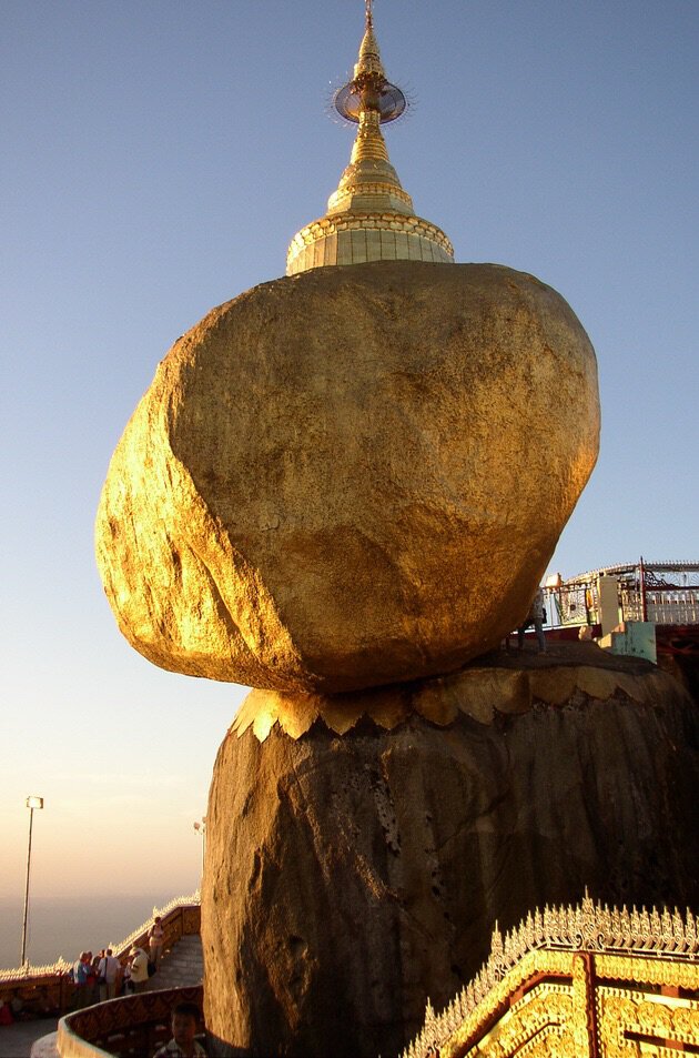 Золотой камень Будды в Мньянме