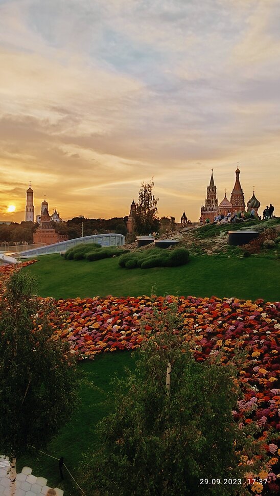Осенний вечер в парке Зарядье в Москве
