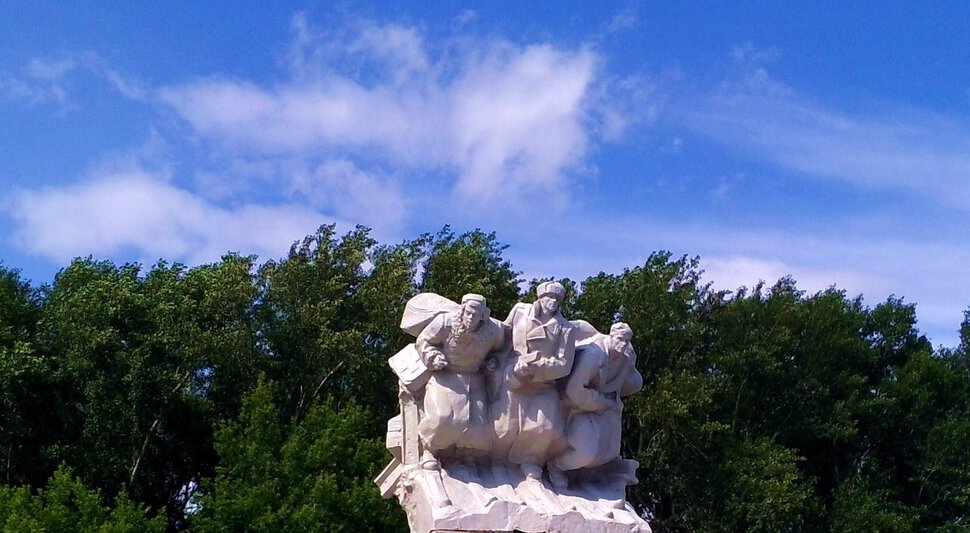 Памятник воинам-лыжникам