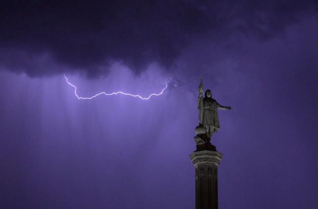 Молния над памятником