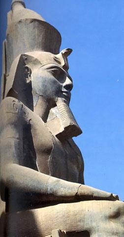 Статуи храма в Луксоре