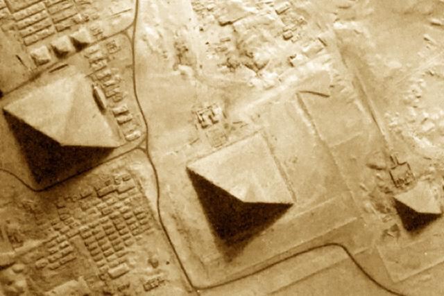 Великие пирамиды Гизы. Вид из космоса