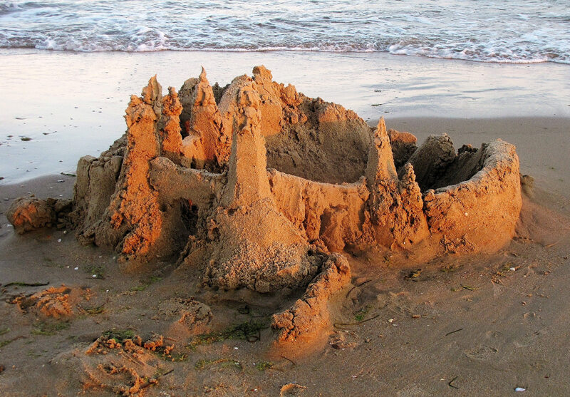 море, песок, замок