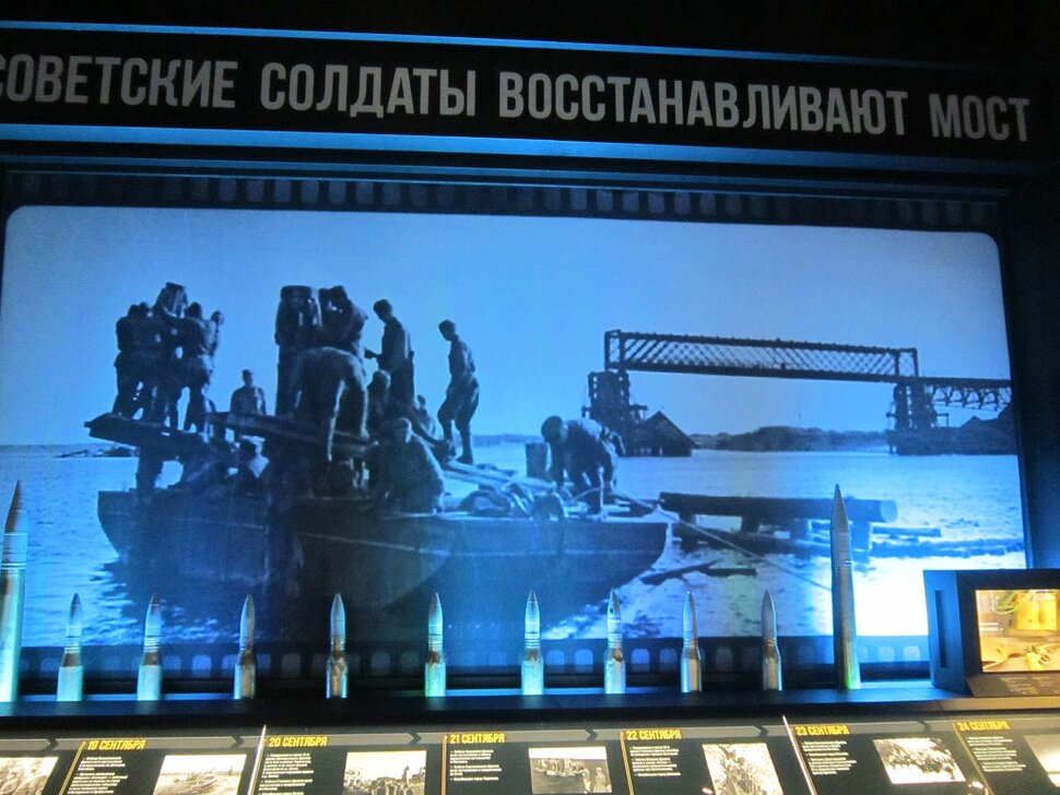 Советские солдаты восстанавливают мост