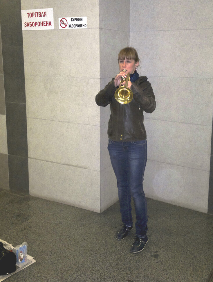 а человек играет на трубе