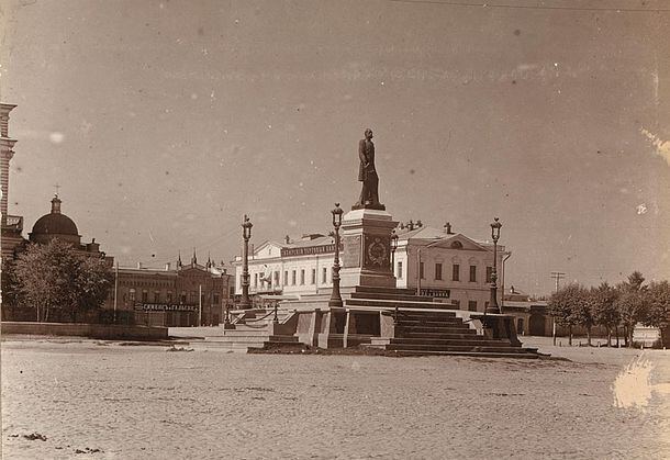 1910 год памятник Александру на главной площади города