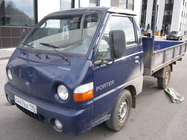 Синий грузовик Hyundai