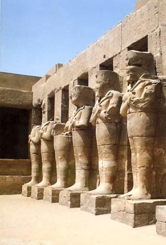 Угол двора храма с колоннами, изображающими фараона
