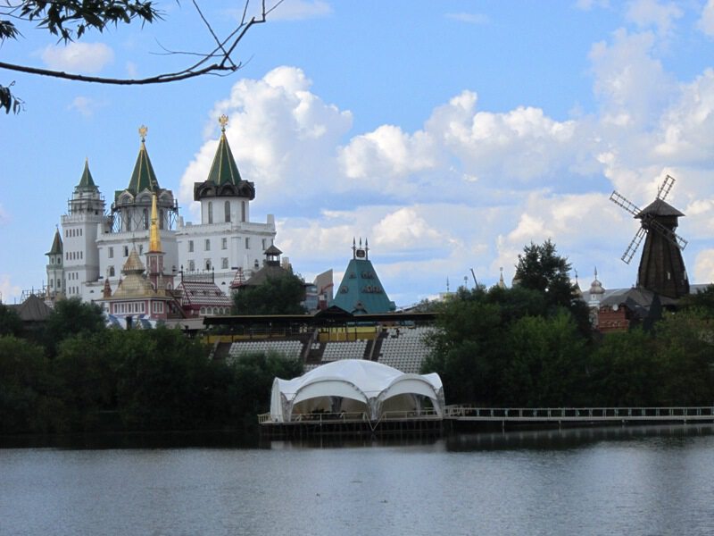 Вид на Измайловский Кремль с острова