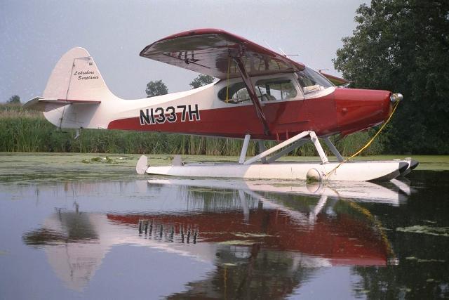 Самолет на воде