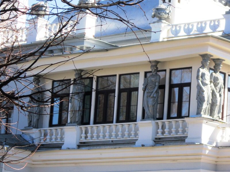 Усадьба Грачевка. Балкон дворца