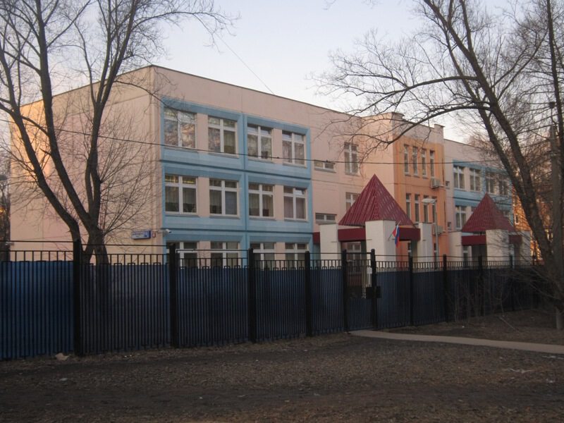 Школа на окраине Москвы
