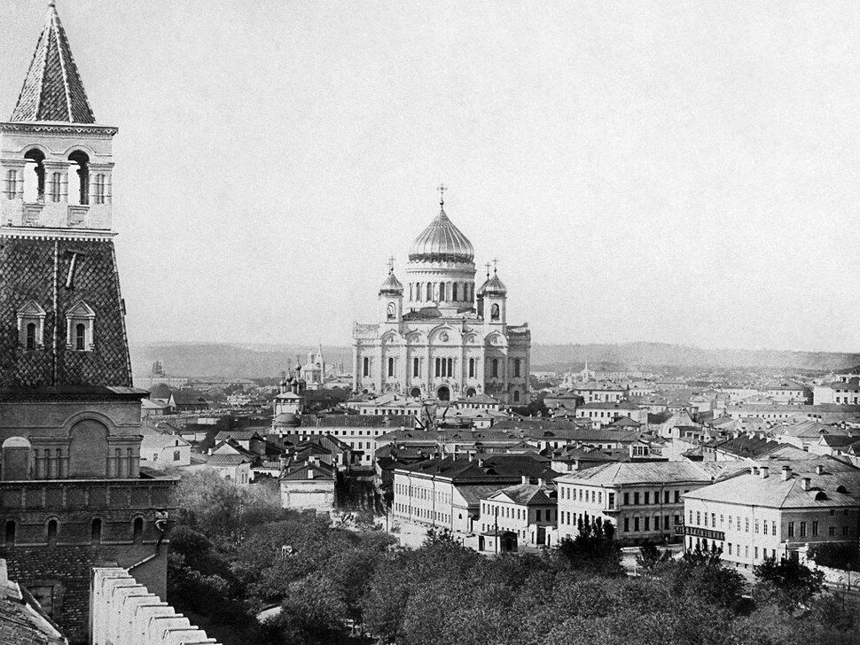Вид на Храм Христа Спасителя со стороны Кремля