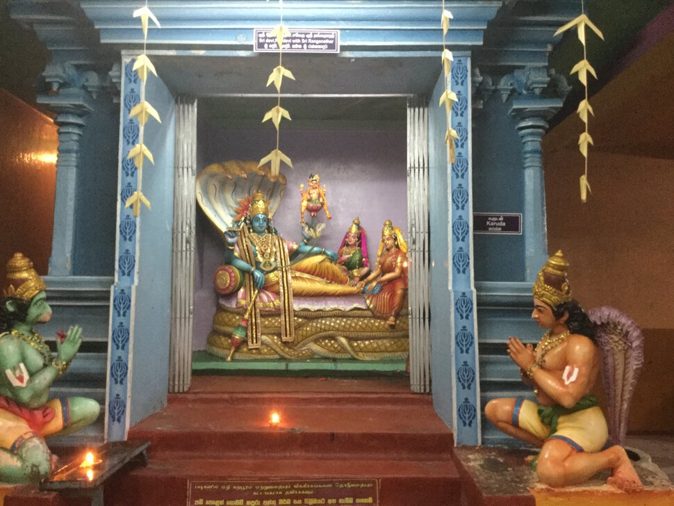 В индуистском храме на Шри Ланке