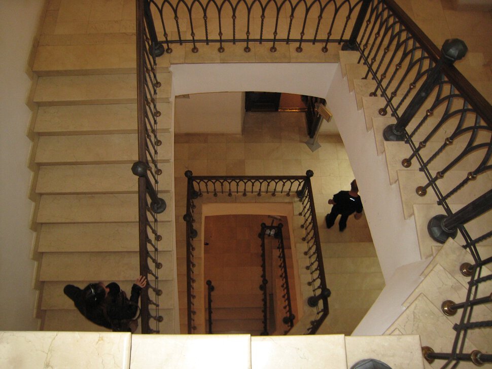 Идти по лестнице