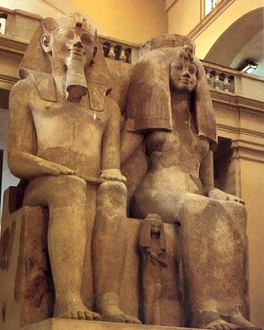Статуи Аменофиса III и его супруги Туйи