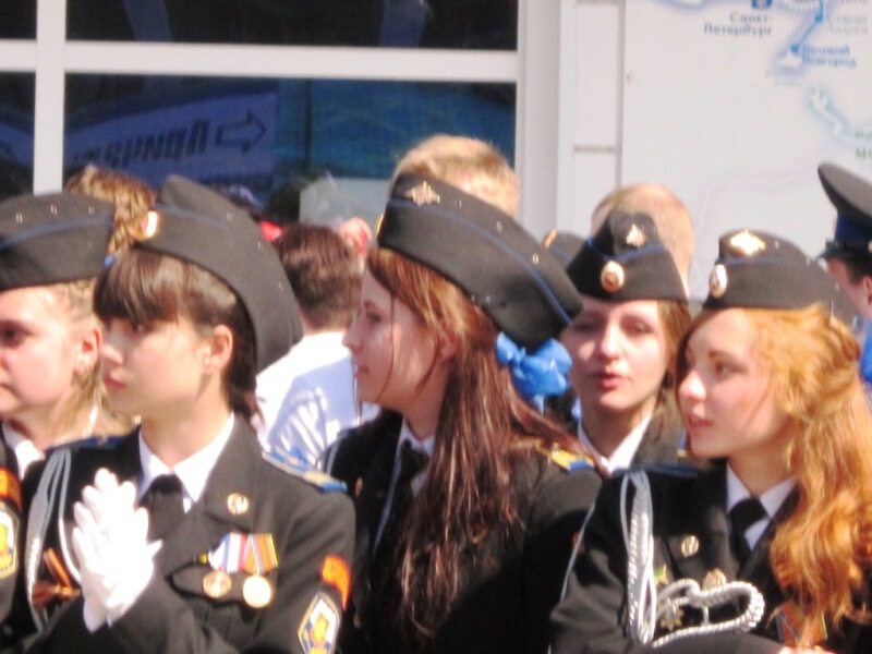 Девушки-кадеты на параде в День Победы