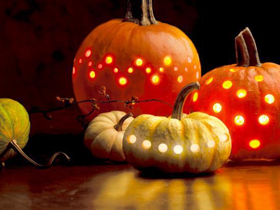 Светящиеся тыквы на Праздник Хеллоуин