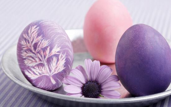 Пасхальная композиция с яйцами и цветком