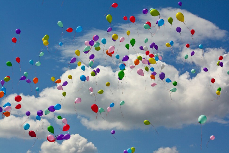 Много воздушных шаров на День Неба