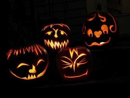 Картинка на Halloween с тыквами в темноте
