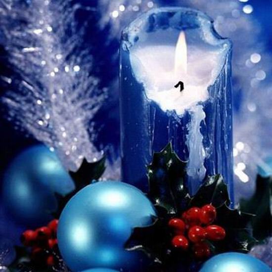Горящая голубая свеча и елочные шары
