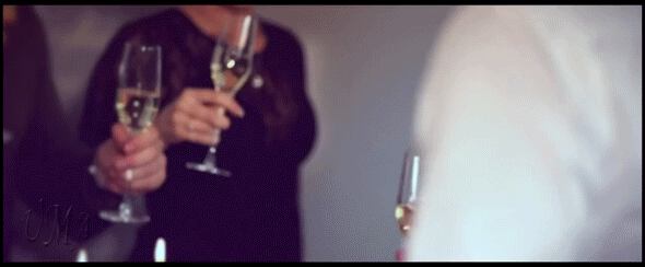 Анимация с бокалами шампанского