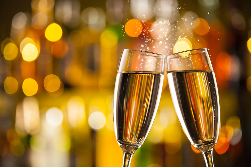Праздничная открытка с бокалами шампанского