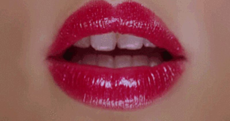 Гиф открытка про воздушный поцелуй накрашенными губами