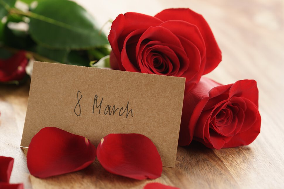 Открытка с красными розами на 8 марта с надписью
