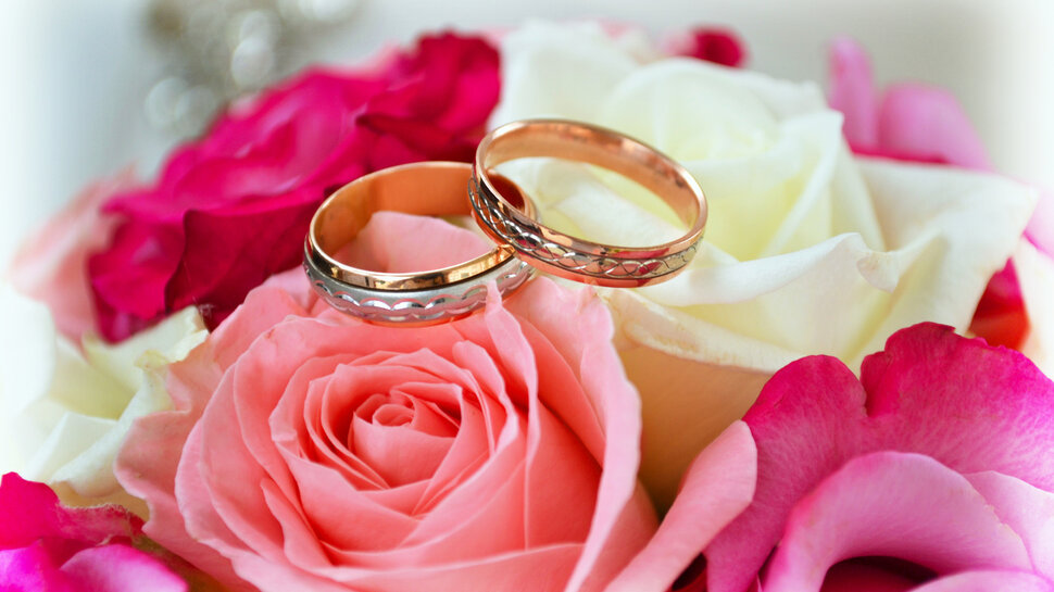 Свадебная открытка с кольцами и розами