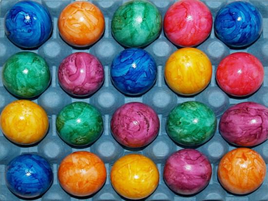Разноцветные яйца на Пасху