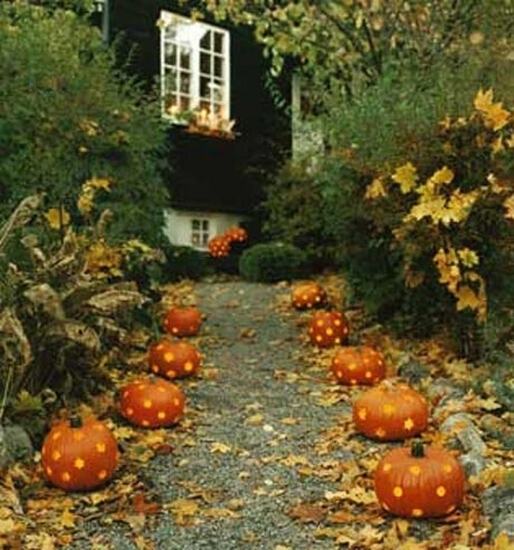 Фото на Halloween с тыквами на дорожке к дому