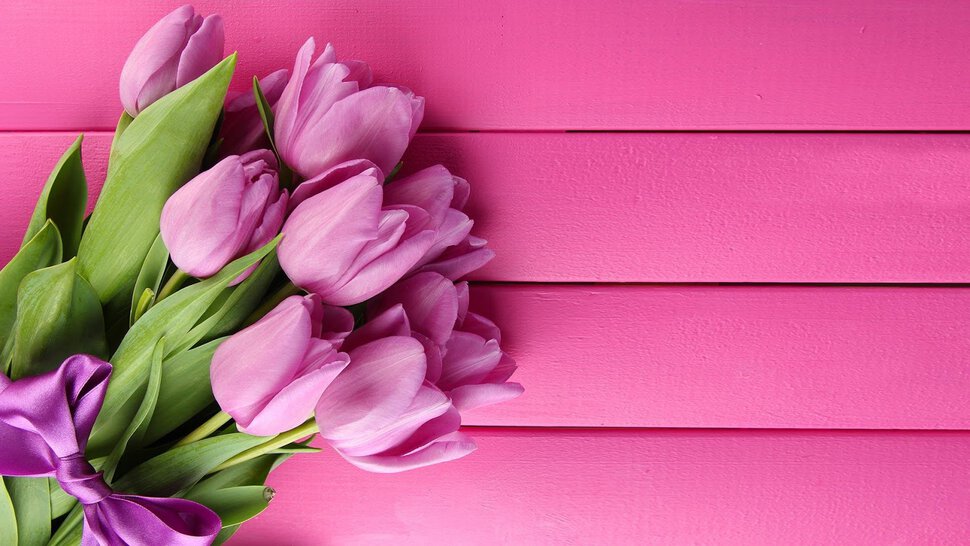 Открытка с букетом розовых тюльпанов на фоне