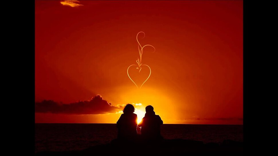 Красивая романтическая открытка с парой на фоне заката