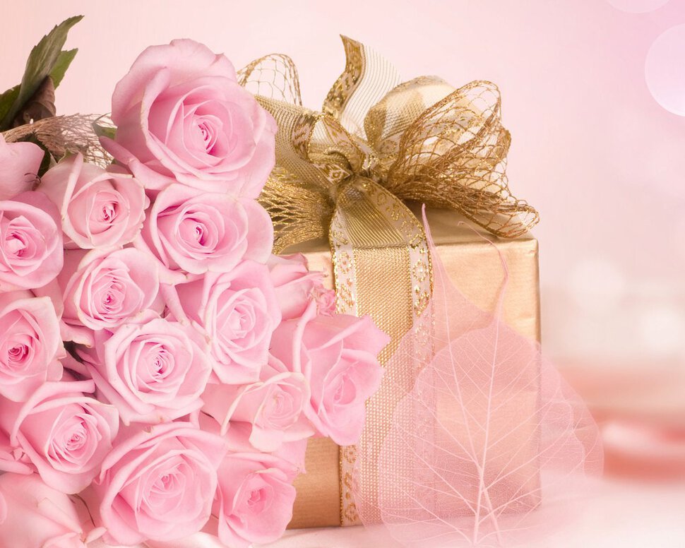 Открытка с подарком и букетом роз