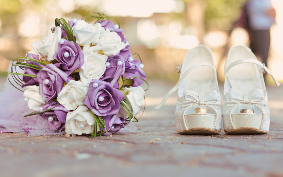 Открытка в День Свадьбы с туфельками и кольцами