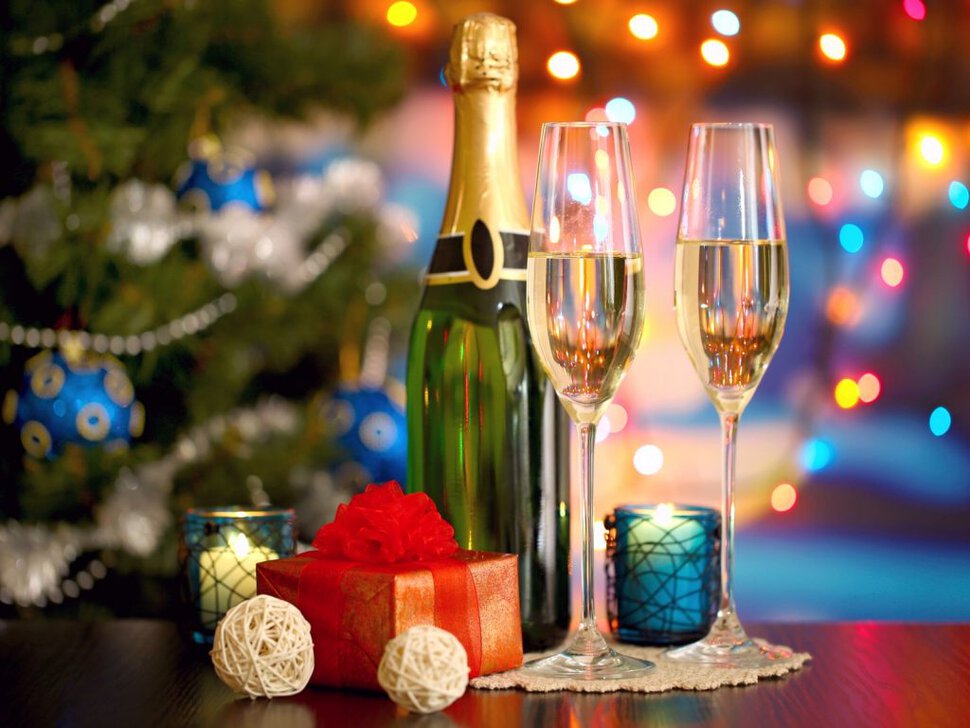 Встреча нового года с шампанским и бокалами