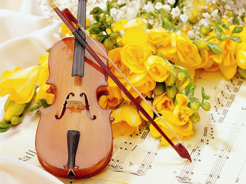 Музыкальная открытка с желтыми цветами и скрипкой