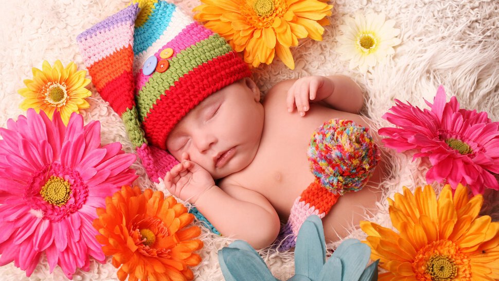 Спящий младенец в цветах