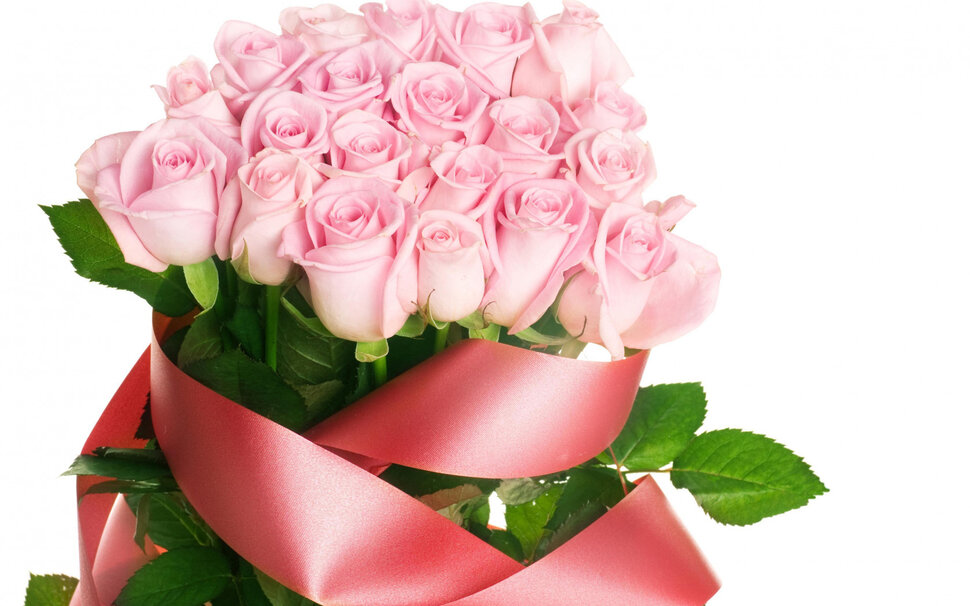 Открытка с букетом розовых роз опоясанных лентой