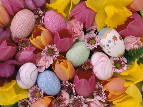 Украшения к пасхе с цветами и пасхальными яйцами