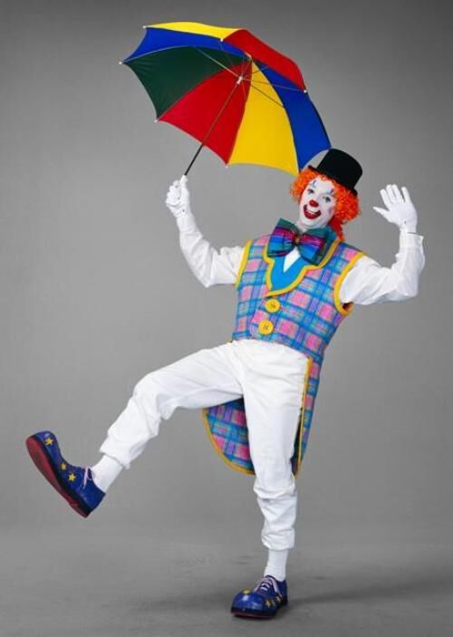 Веселый клоун с ярким зонтом