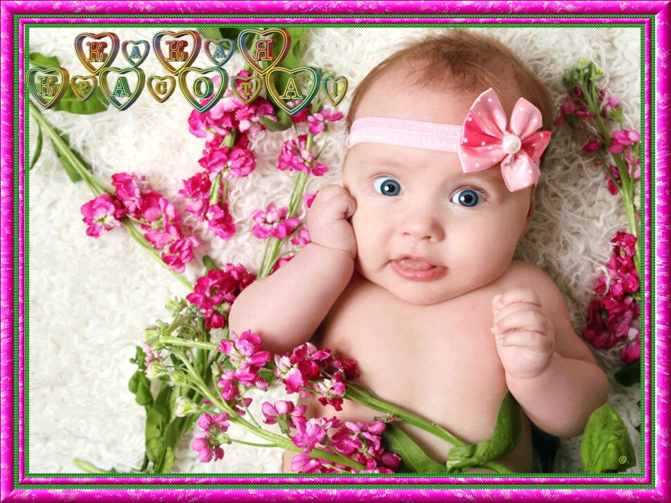 Прекрасная малышка с цветами и бантиком