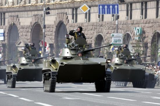 Картинка с танками и танкистами на параде