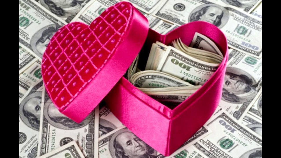 Доллары в коробке в форме сердца